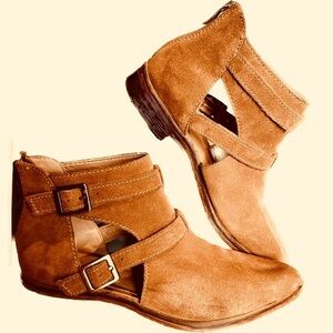 Chinese Laundry tan suede booties with buckles. Zippers and standout design sz 7